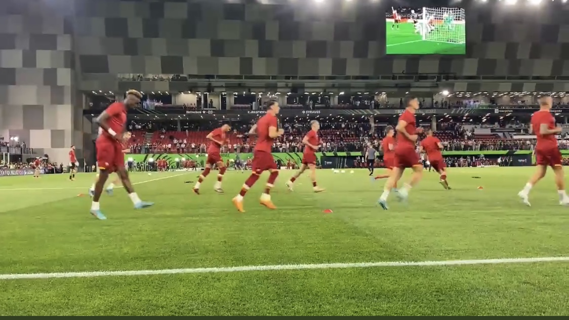 Nis finalja e Conferenca League në Tiranë, gjëmon stadiumi nga tifozët e ndezur edhe nga dielli mesdhetar dhe birra me alkool ende të patretur