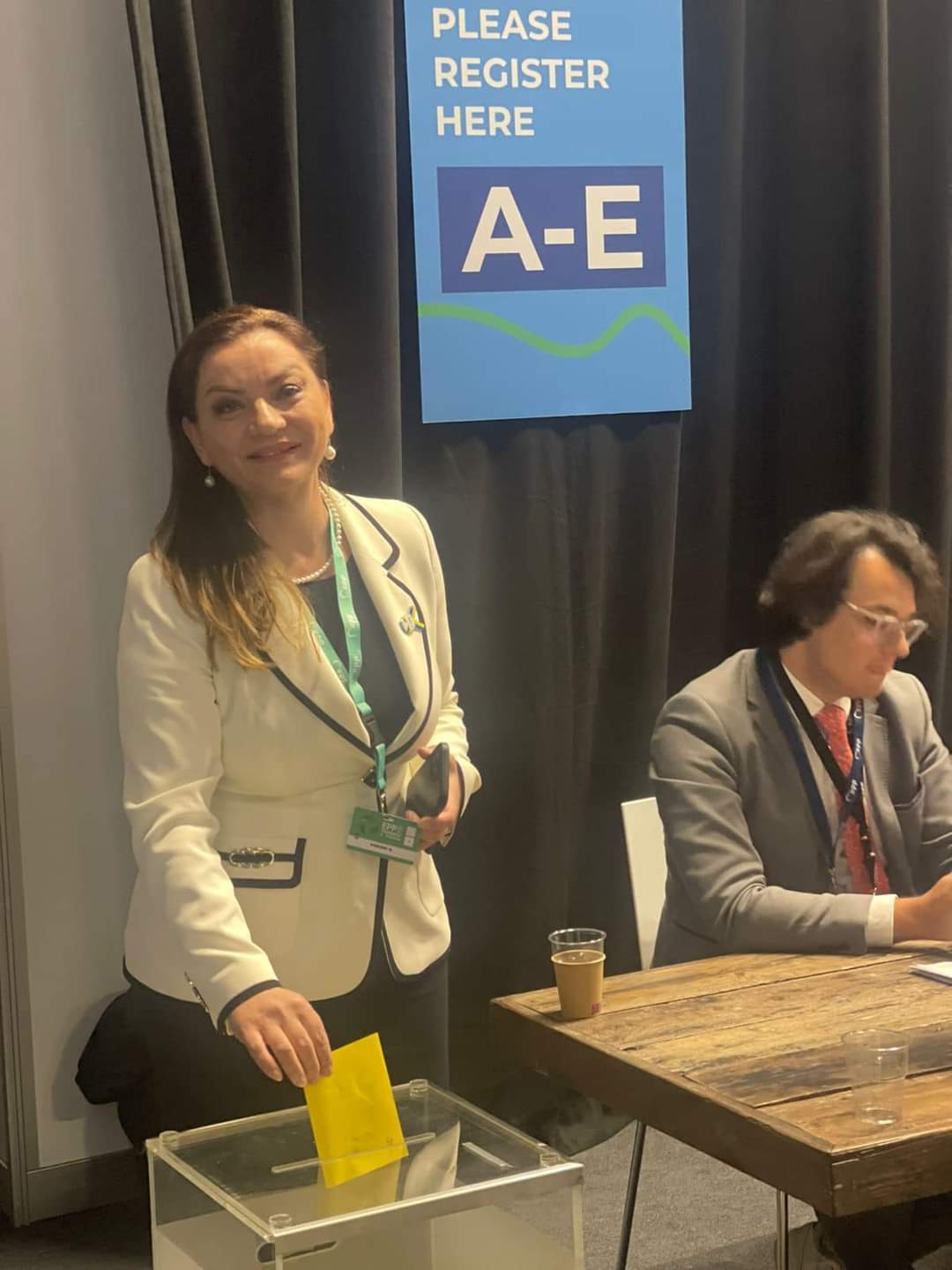 A i është hequr e drejta e votës PD në PPE, Albana Vokshi publikon foton me përgjigjen