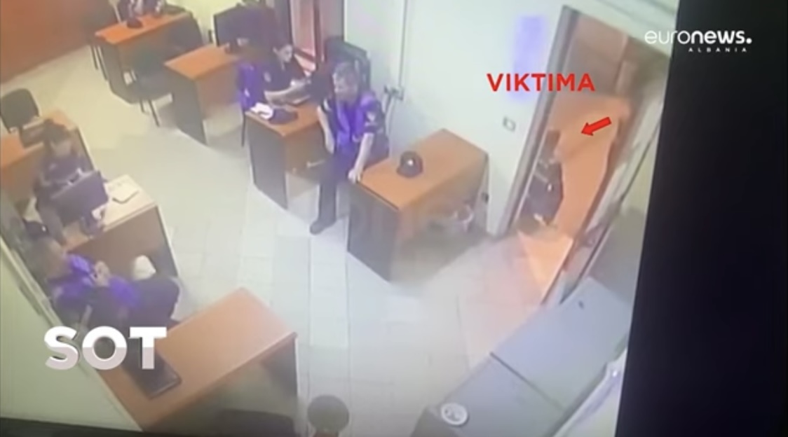 VIDEO/ Momenti ku polici qëlloi mbi kolegun në komisariatin 3