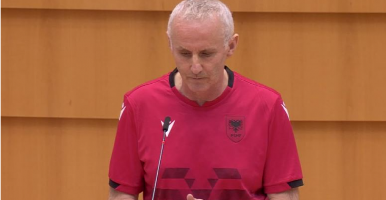 Eurodeputeti irlandez, fjalim në Parlamentin Evropuan me bluzën e kombëtares shqiptare