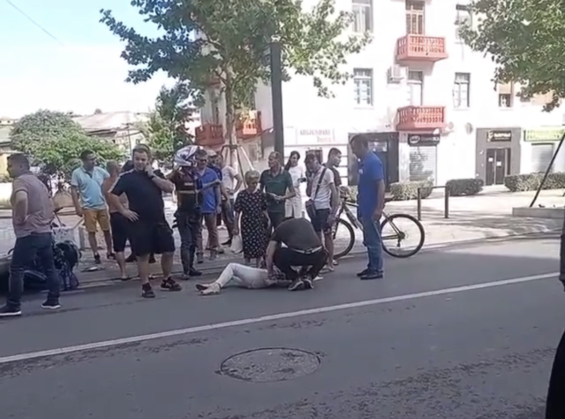 VIDEO/ Ja si ndodhi aksidenti në Vlorë, gruaja dhe polici të shtrirë në rrugë