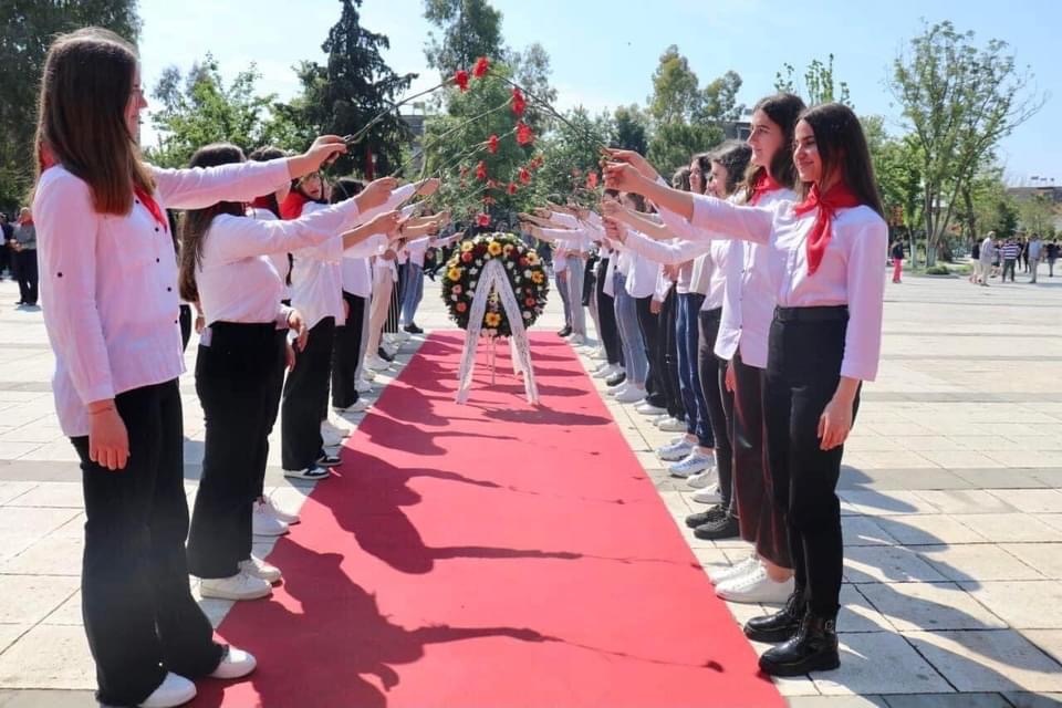 Cërrik, nxënësit me shallën e kuqe komuniste, gjeste të papara në festën e bashkisë
