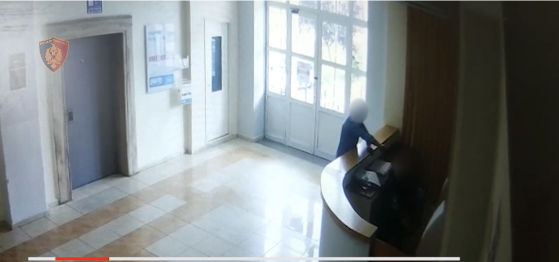 Momenti i vjedhjes, kapet ndërsa po grabiste recepsionin e spitalit në Gjirokastër