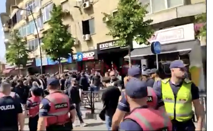 Tifozët gjuhen me shishe tek Piaza, ndërsa dy tifozë holandezë i bëjnë sh*rrën autobusit të ‘Romës’