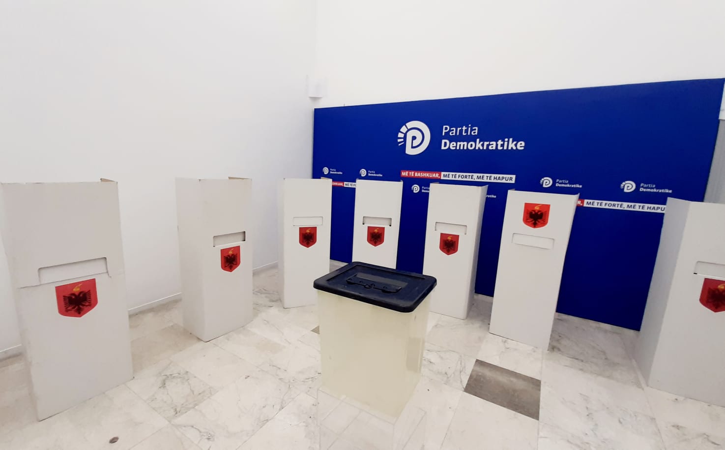 Sot zgjedhja e kryesisë së PD, axhenda e Këshillit Komnëtar, numërim elektronik i votës në ekran