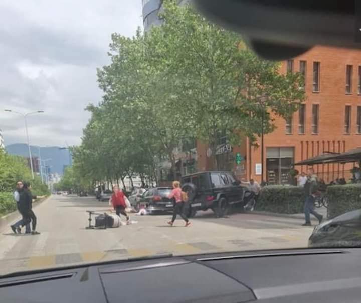 Foto nga aksidenti në Tiranë, si i la në rrugë të aksidentuarit drejtuesi i veturës luksoze