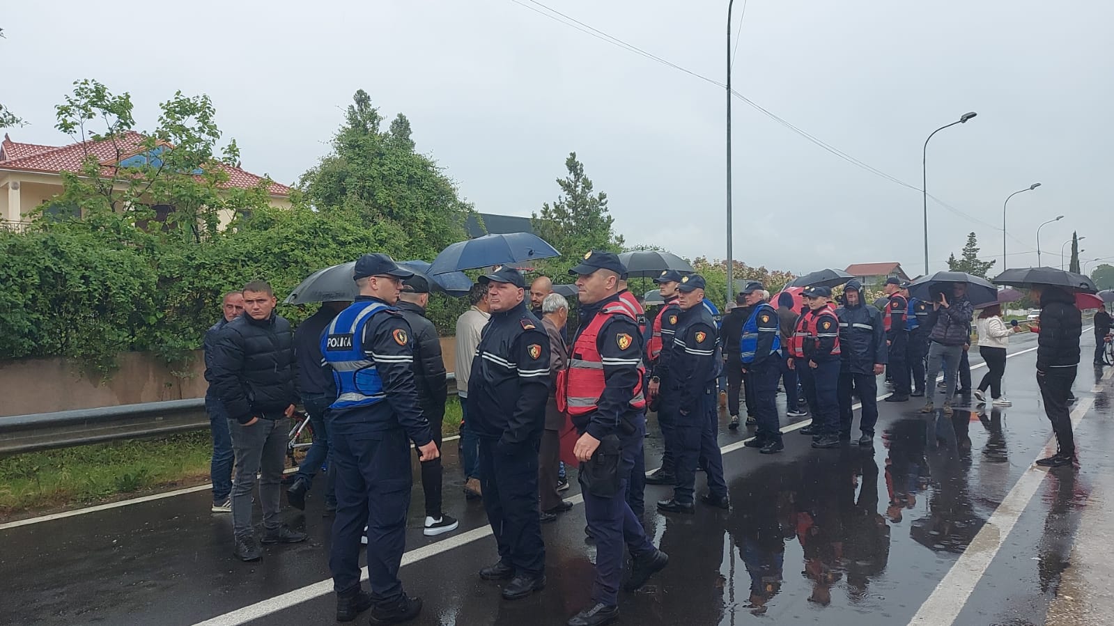 Banorët bllokojnë rrugën e Rinasit, përplasje me policinë dhe forcat speciale