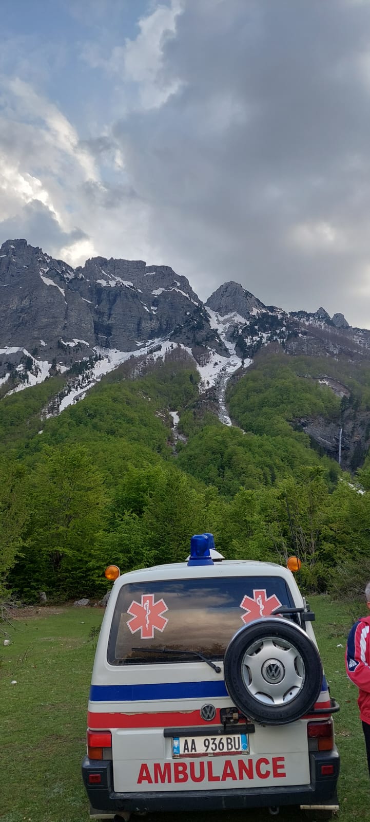 EKSKLUZIVE/ Gremina në Valbonë ku rrëshqiti tragjikisht  turisti 30 vjeçar gjerman dhe mjekë të Tropojës pikërisht në vendin e ngjarjes
