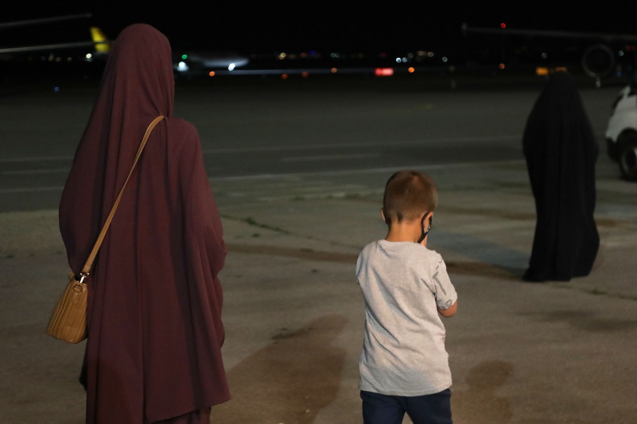 13 gra dhe fëmijë riatdhesohen nga Siria, Çuçi i pret në aeroport: Mirënjohje për SHBA