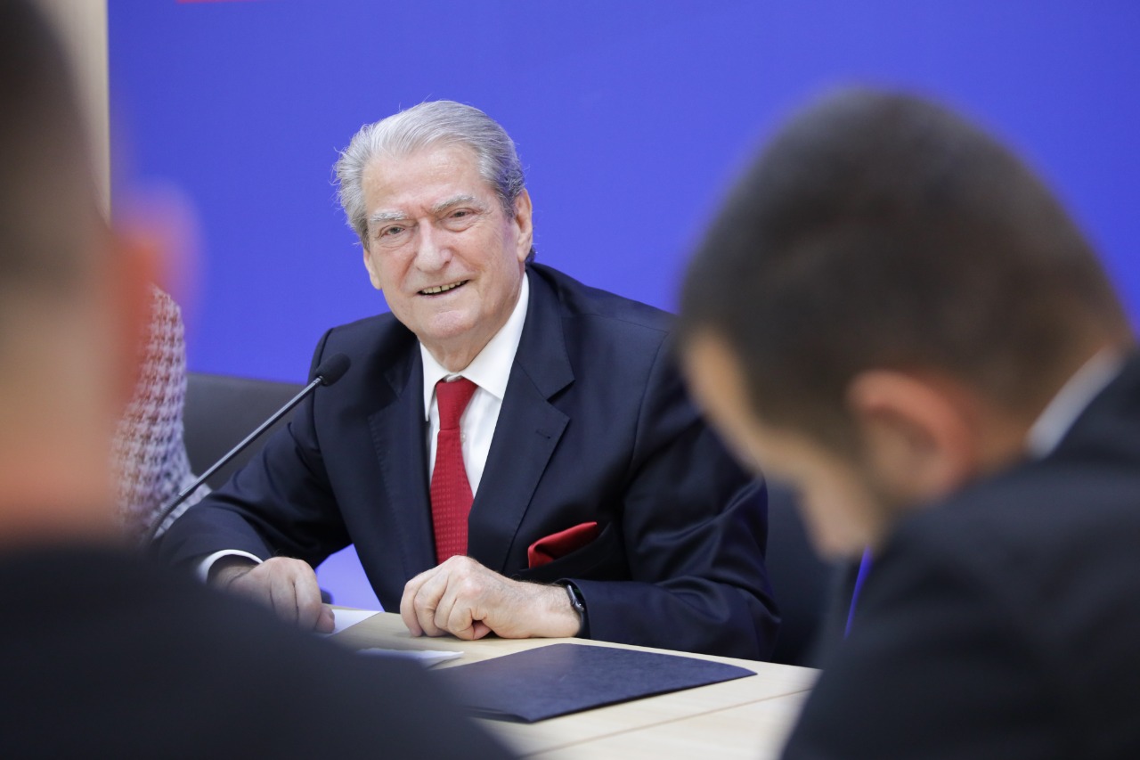 Vdekjet në komisariate, Berisha: Blendi Çuçi të japë dorëheqjen