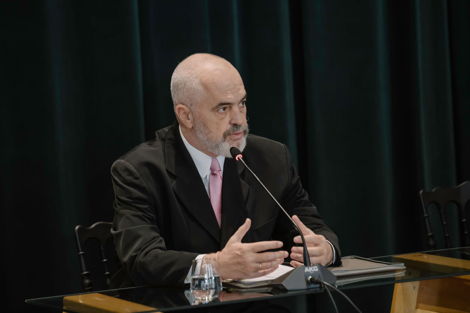 Mbyllen sportelet, nga sot të gjitha shërbimet nga administrata  publike bëhen online