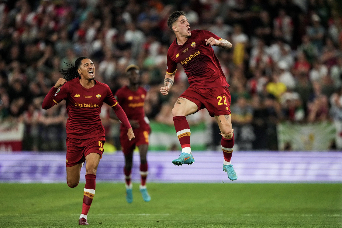 Roma fiton ndaj Feyenoord në Tiranë, festë për italianët