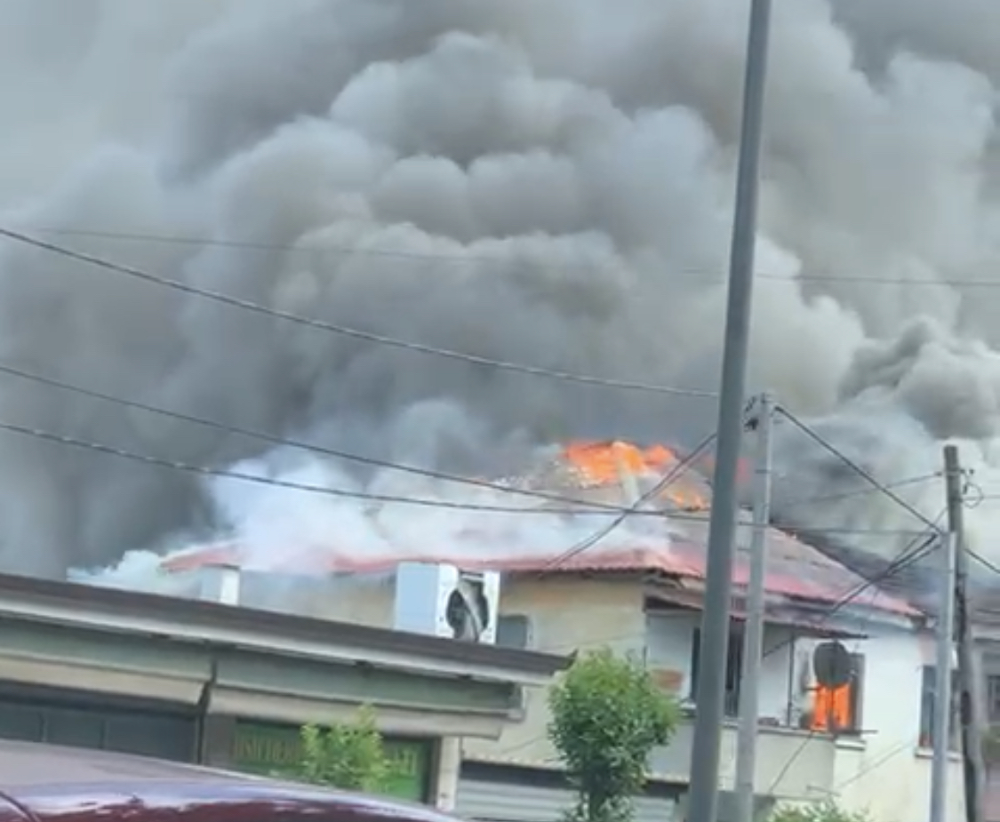 VIDEO&FOTO/ Shkrumbohet vila në Kodër Kamzë, edhe kësaj here shkak bombula e gazit