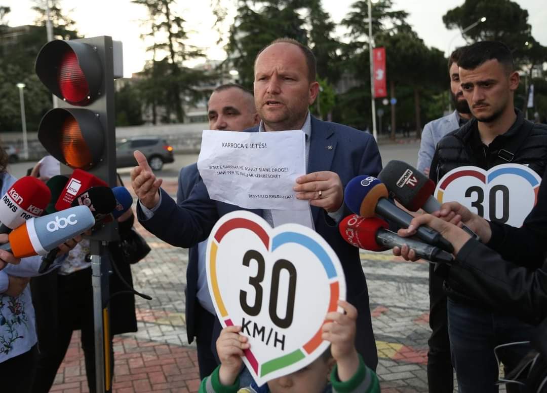 Gazetarët e kronikës, protestë pas aksidentit te Rruga e Kavajës