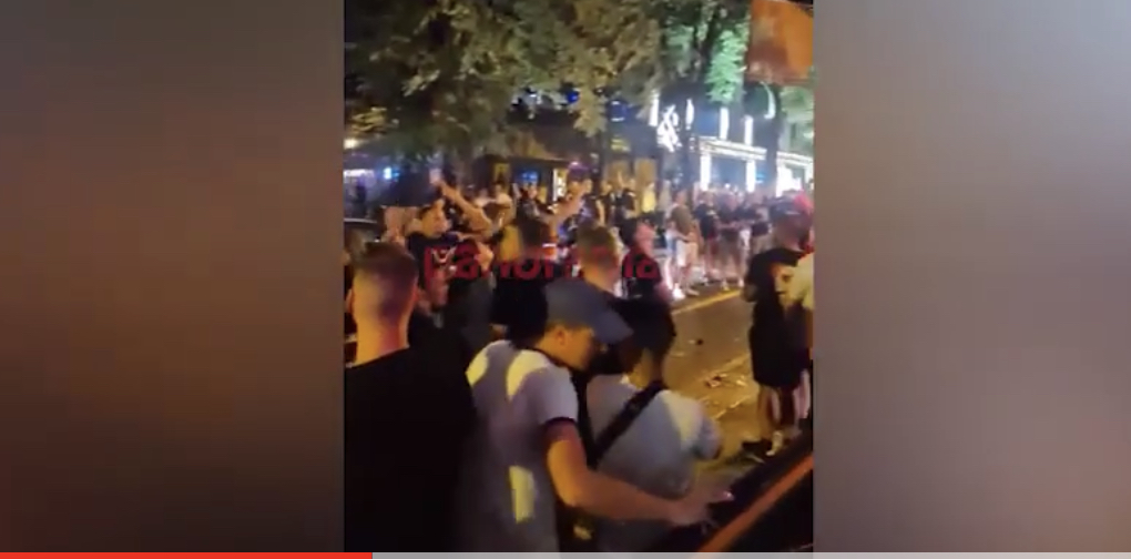 Sherr te rrugicat pas Piramidës mes tifozëve hollandezë dhe banorëve