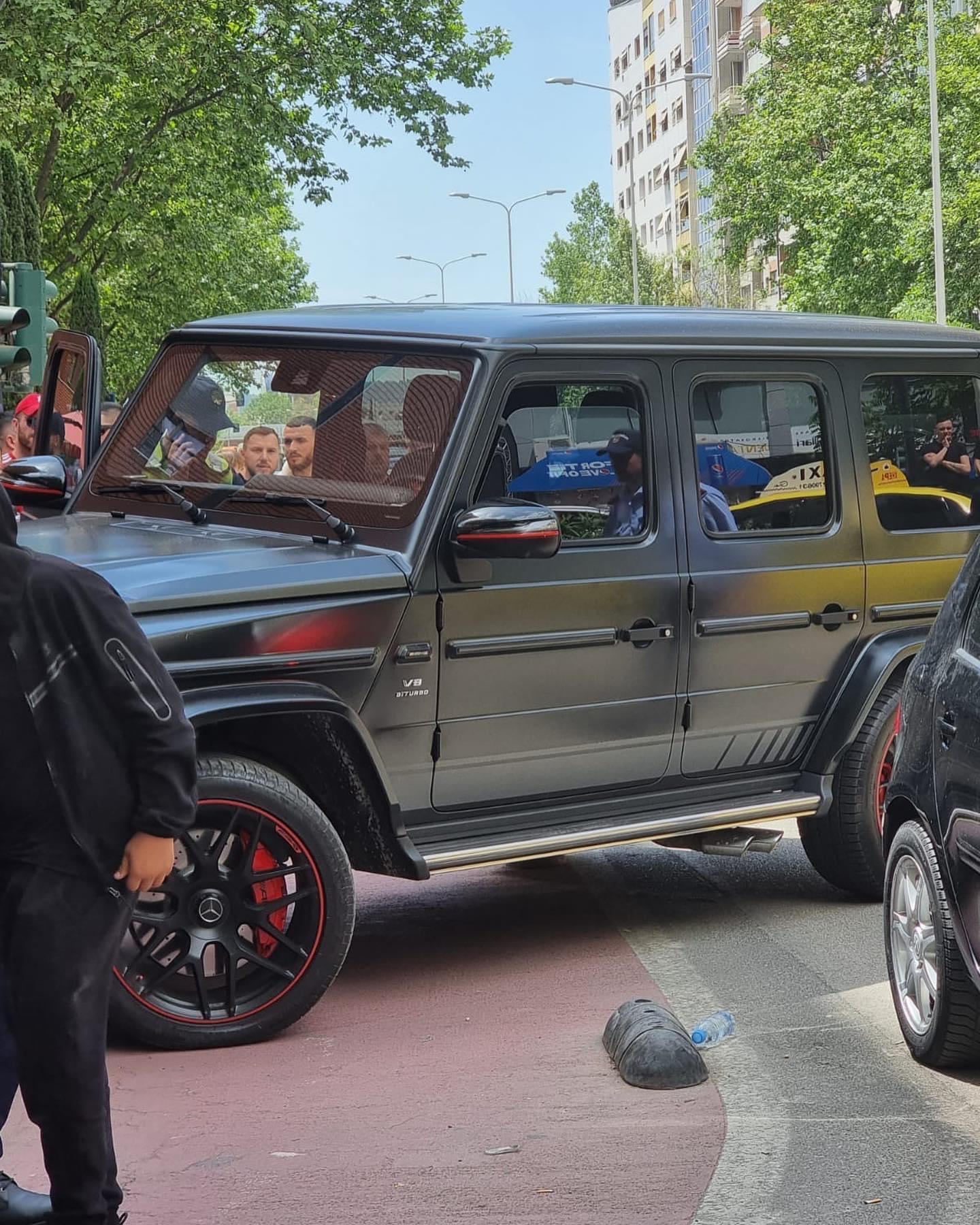 Foto nga aksidenti në Tiranë, si i la në rrugë të aksidentuarit drejtuesi i veturës luksoze