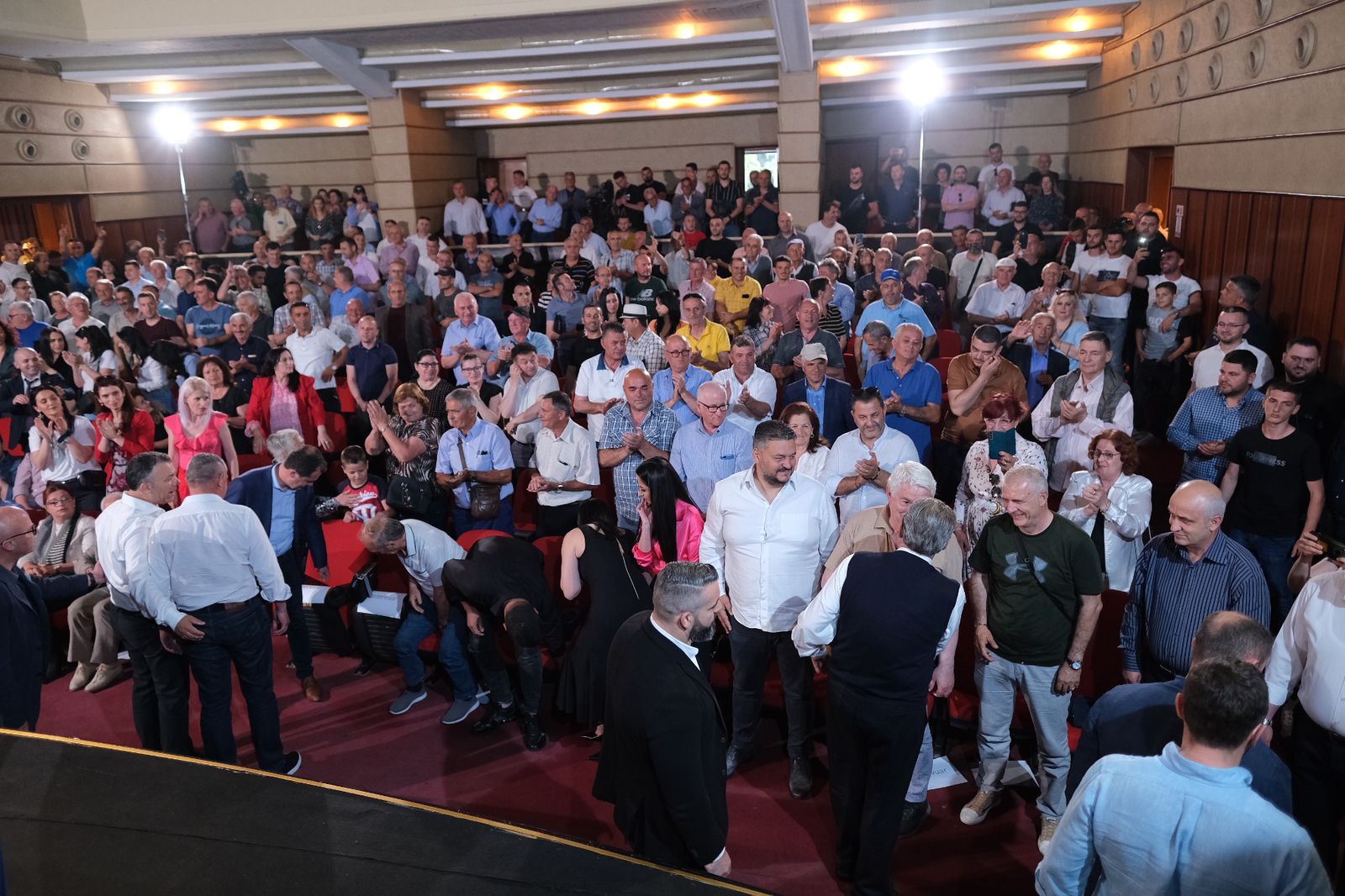 Sali Berisha: Mos harroni, jemi 40 mijë në këmbë! Rikthimi im si i Steve Jobs!*