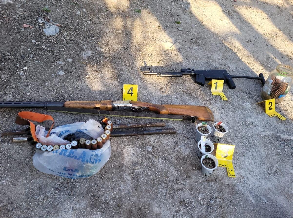 E padit e bija 14 vjeçe për dhunë, ja çfarë gjeti policia në shtëpinë e babait