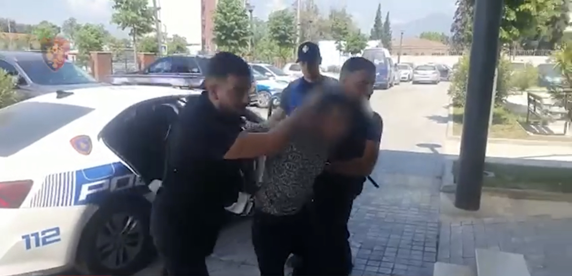 TIRANË/ Vihen në pranga, sulmuan një grua për ti marrë zinxhirin në qafë