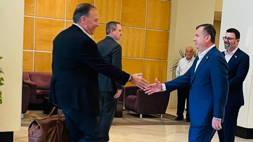 Mike Pompeo ka mbërritur në Tiranë, do marrë një titull në Universitetin e Tiranës
