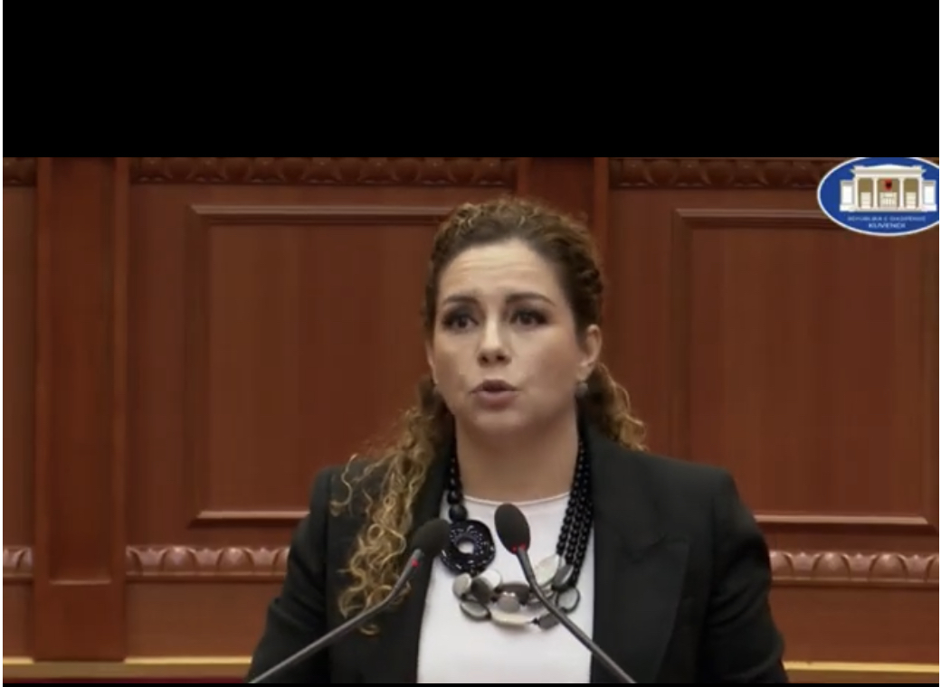Replika të ashpra mes deputetit Shehaj e ministres Xhaçka në Parlament, Shehaj: Ju jeni arsyeja se pse Shqiplria është e varfër. Xhaçka: Nuk kam shkelur ligjin, çojeni në SPAK