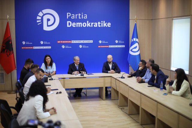 Berisha ndryshon tonin me Gazment Bardhin por jo me Alibeajn, premton heqjen e taksës Kastrati në Kalimash dhe sulmon Ramën për refuzimin e genocidit serb