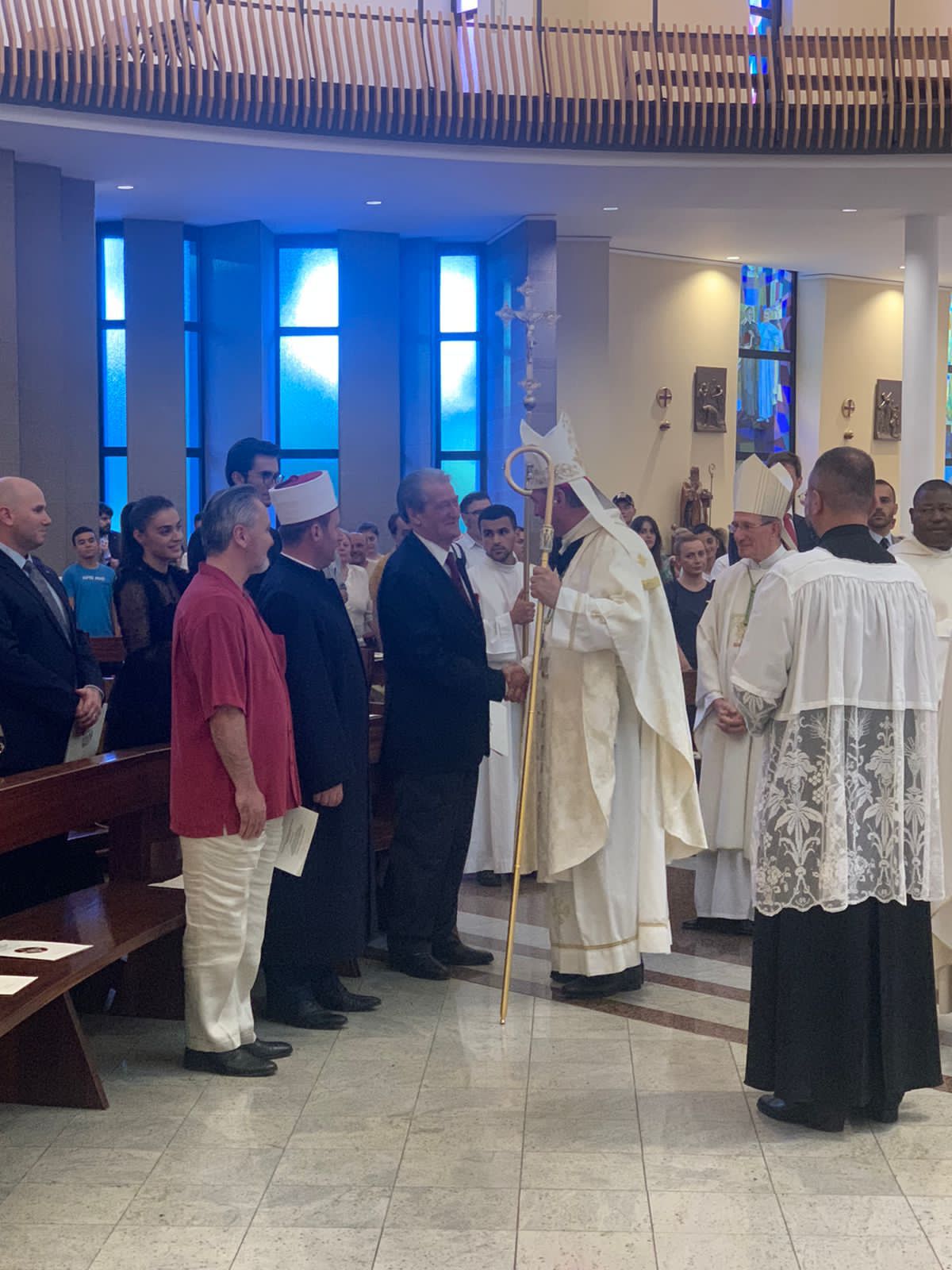 Berisha, në një ceremoni në Katedralen e Shën Palit, ftuar nga hierarkia katolike