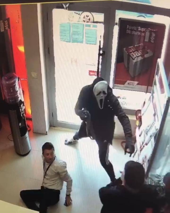 VIDEO/ Dalin pamjet nga vjedhja e filialit te BKT ne Koplik, si u grabiten disa mijera euro