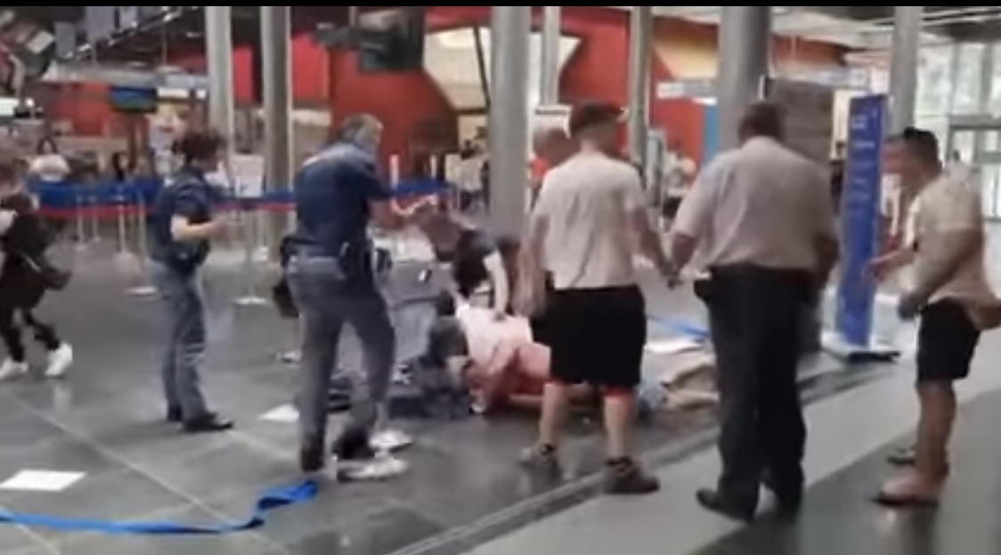 VIDEO/ Rrahje masive mes shqiptarësh në aeroportin e Umbrias, media italiane publikon pamjet, 10 të arrestuar