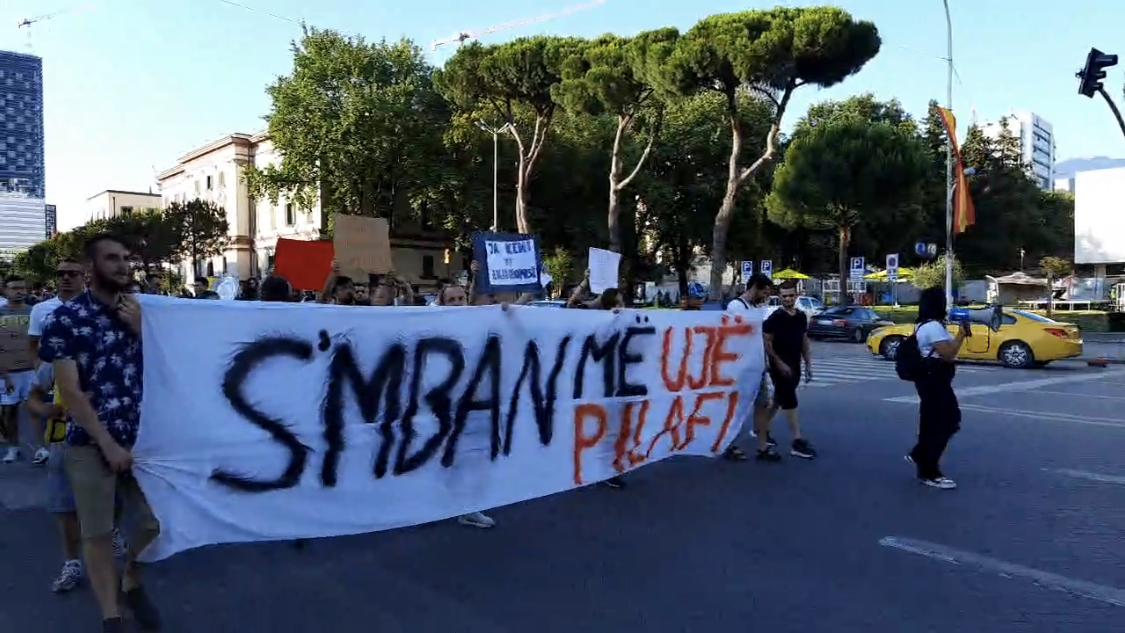 Protesta në Tiranë në ditën e dytë: Kriza nuk është inflacioni por pabarazia. Nuk mban më ujë pilafi!