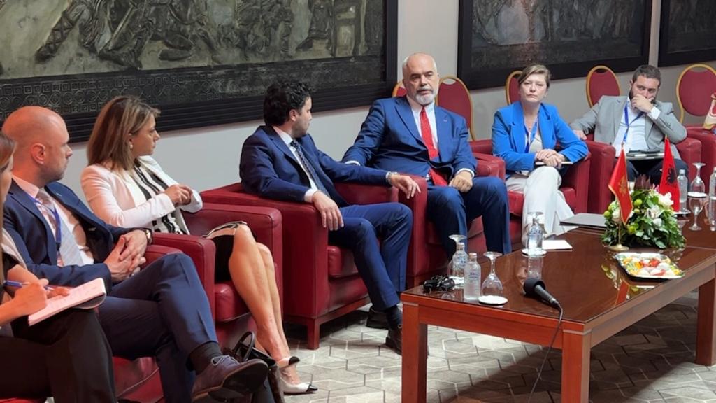 FOTOGALERI/ Shikoni urën dixhitale të Bunës që lidh Shkodrën me Ulqinin, Rama e mban në tablet