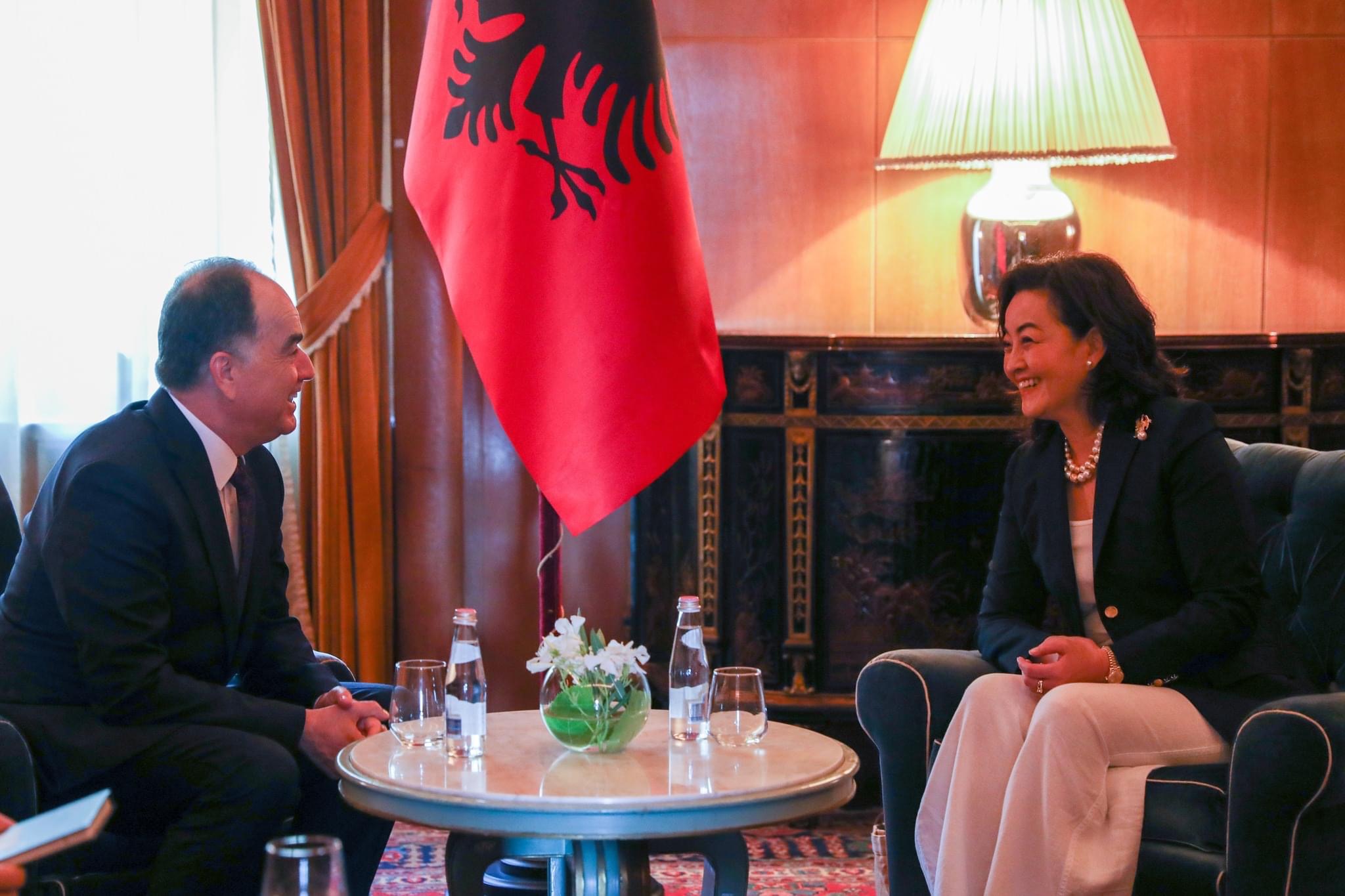 Ambasadorja amerikane, takim me Bajram Begaj: Kontribut për marrëdhëniet shqiptaro-amerikane