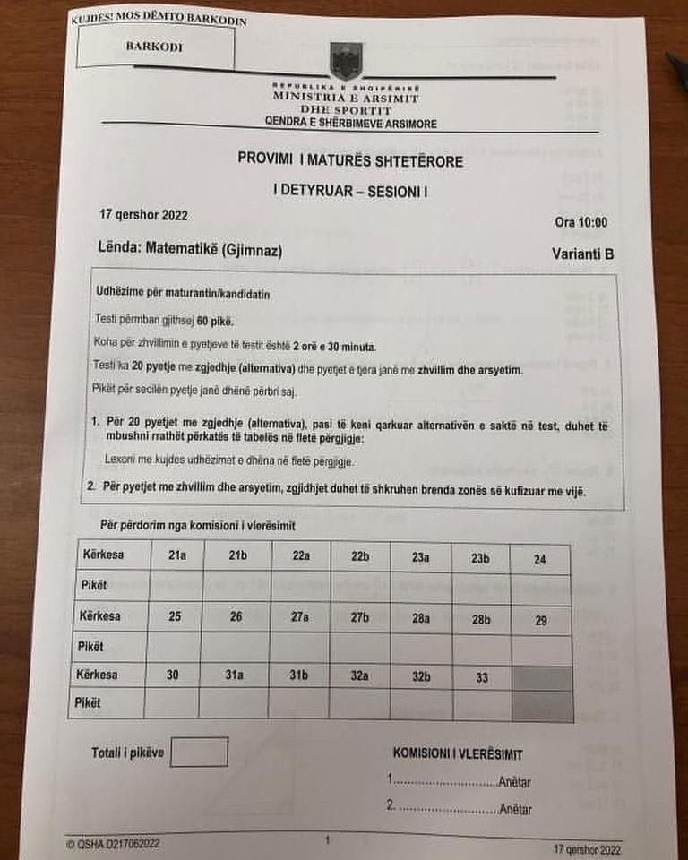Del testi i matematikës ndërkohë që nxënësit ishin në provim