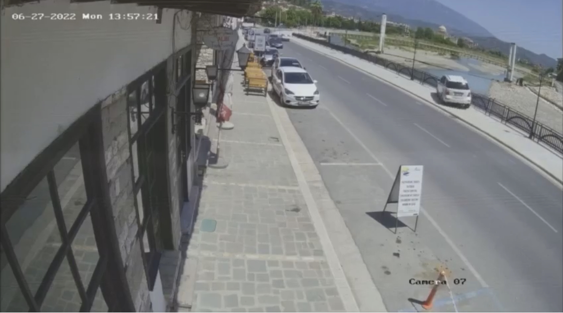 VIDEO/ Pamjet dramatike kur makina bie nga ura në lumë në Berat, mbeten pa jetë nëna me të bijën