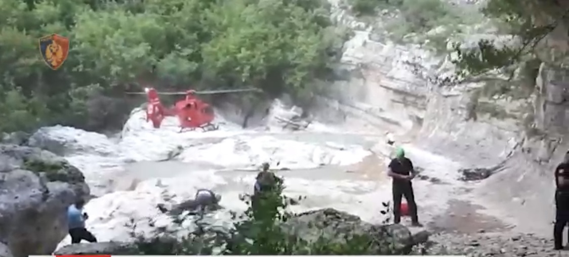 VIDEO/ Helikopter, specialsë, ja si u shpëtuan dy turistët tek ‘Syri i Ciklopit’ në periferi të Tiranës