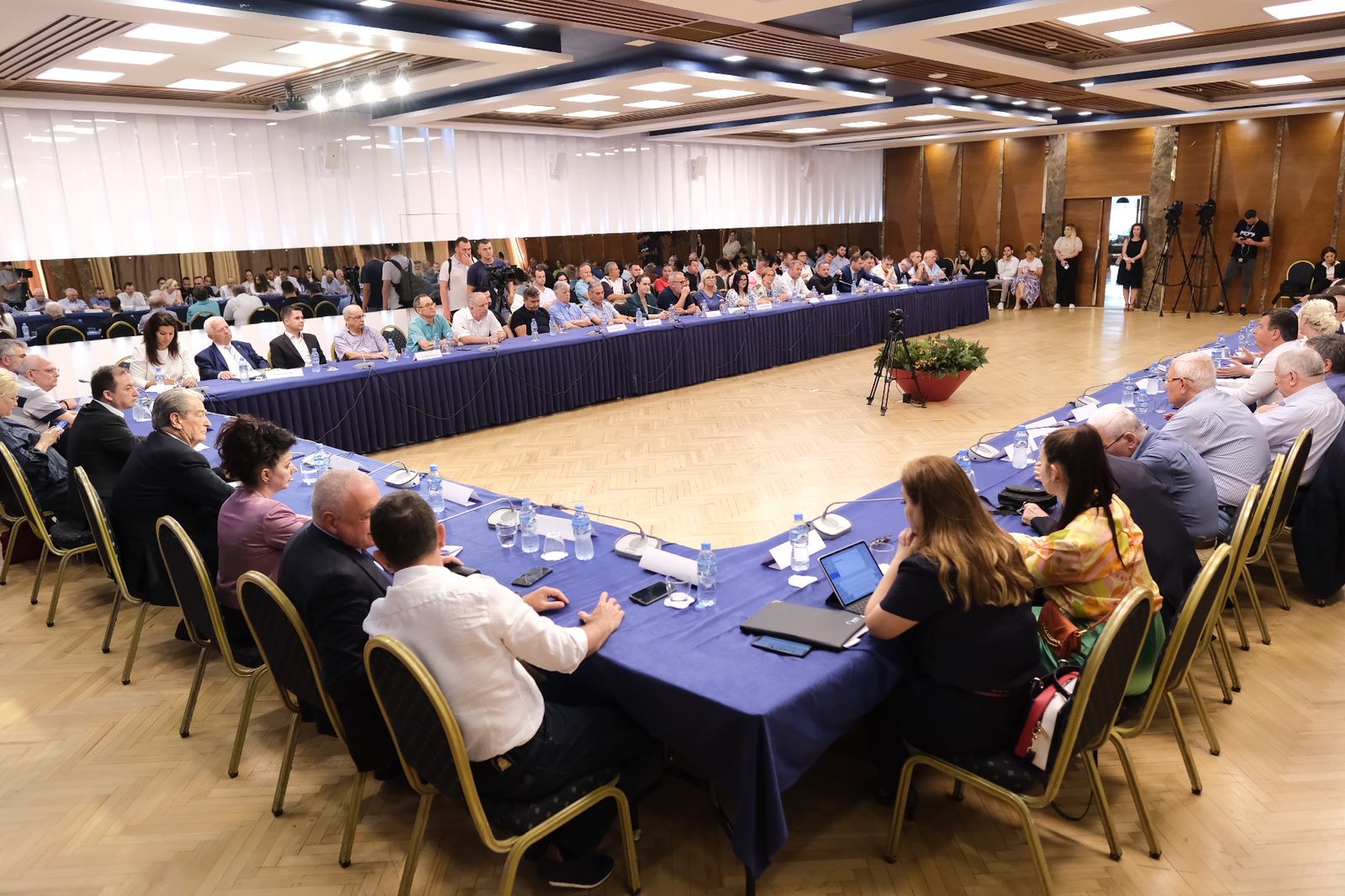 Berisha, tryezë me mjekët, mjeku Xhepa: Rrezikojnë që të largohen edhe studentët e specializantët drejt perëndimit