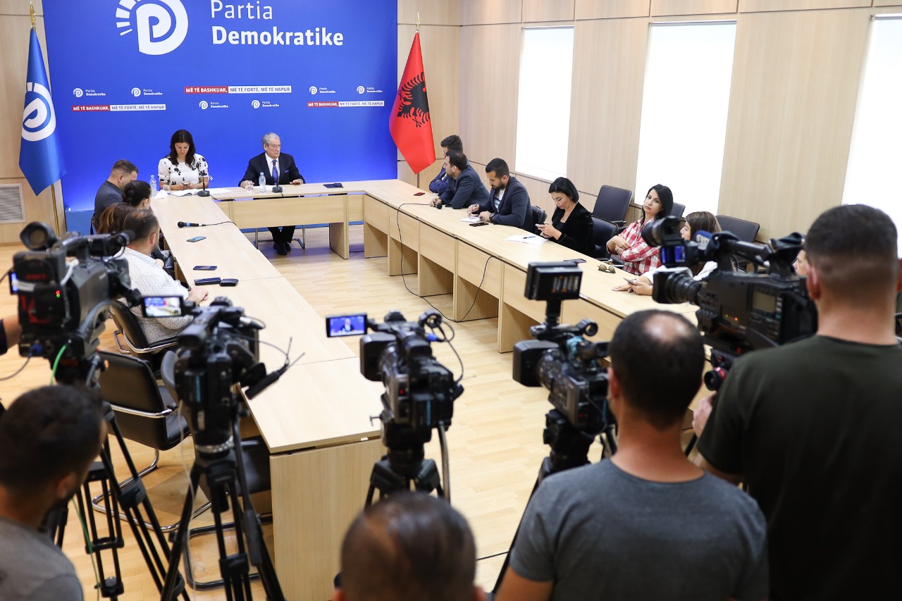 Berisha paralajmëron protesta para shtatorit kundër qeverisë, u tregon gazetarëve skandalin me fondet e tërmetit