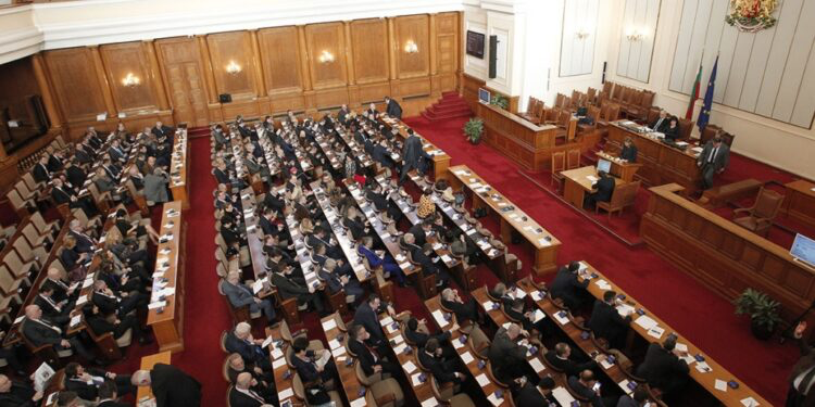 Bullgaria heq veton për Maqedoninë, parlamenti voton planin Macron, duartrokitet në Tiranë nga Meta dhe Rama