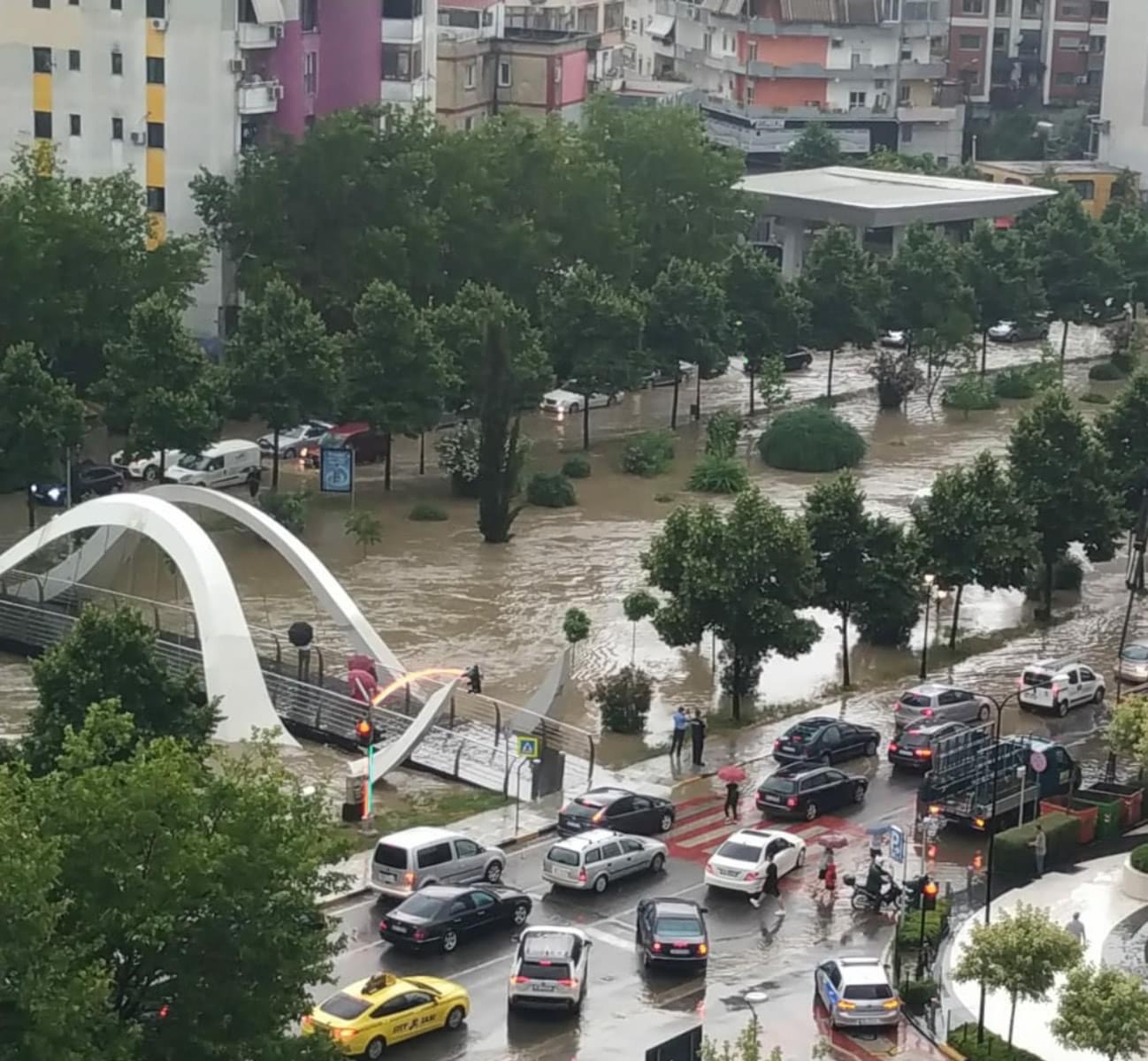 FOTOLAJM/ Përroi i Erionit përmbyt urën e Kastratit