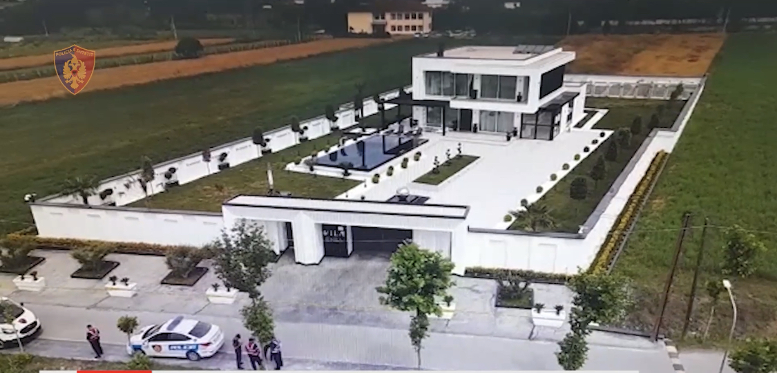 VIDEO/ Shikoni pamjet e vilës luksoze të Gentian Sharrës në Katundin e Ri sekuestruar nga policia