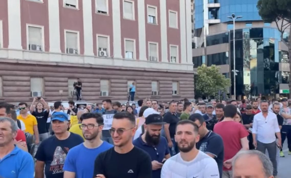 Protestë për rritjen e çmimeve në Tiranë, qindra mijëra të vuajtur por vetëm pak protestues