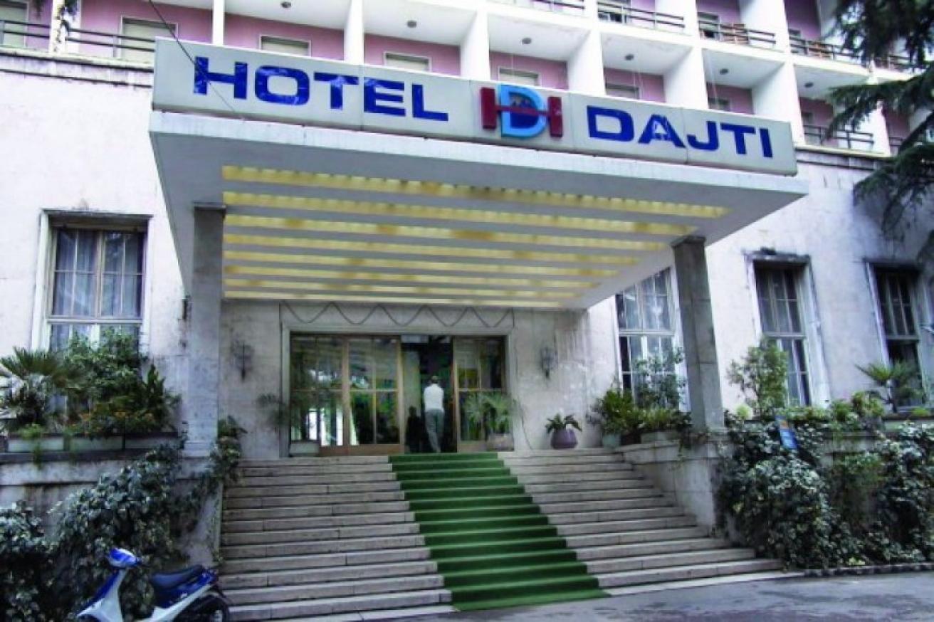 RAPORTI SEKRET/ Me emra, diplomatët e huaj që e bëjnë në makina, ato që mbajnë minifunde dhe ngritja e dyqaneve të padëgjuara kurrë në Rinas