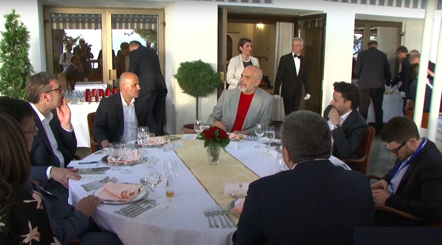 Alex Soros në samitin e Ohrit, në tavolinë me kryeministrat dhe Vuçiç