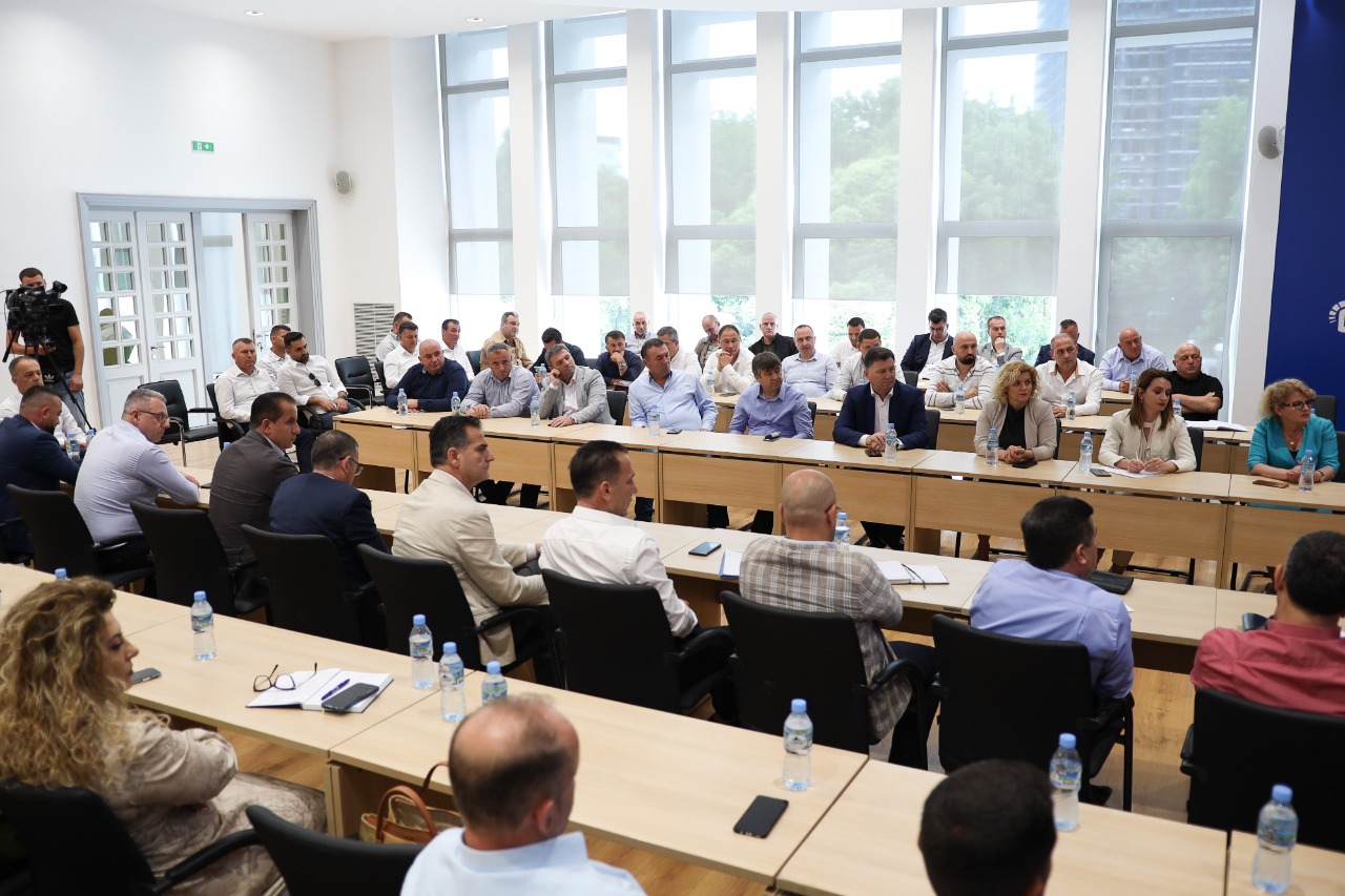 Berisha me strukturat lokale: Të jemi në nivelin e atyre që na mbështesin. Mbështetësi i Bashës, 97 tendera nga qeveria