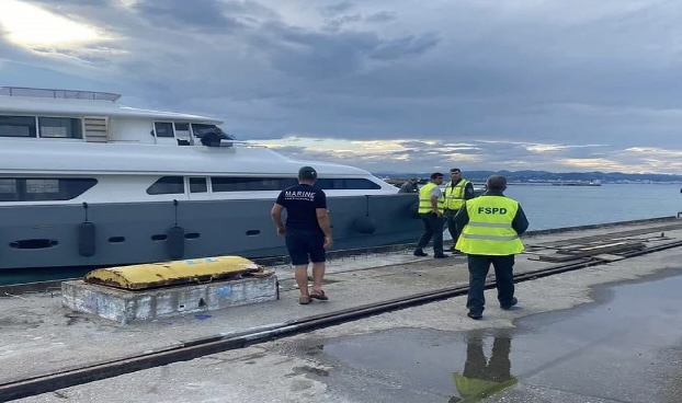 Jahti me 6 italianë mbetet në cektinë pranë Portit të Durrësit