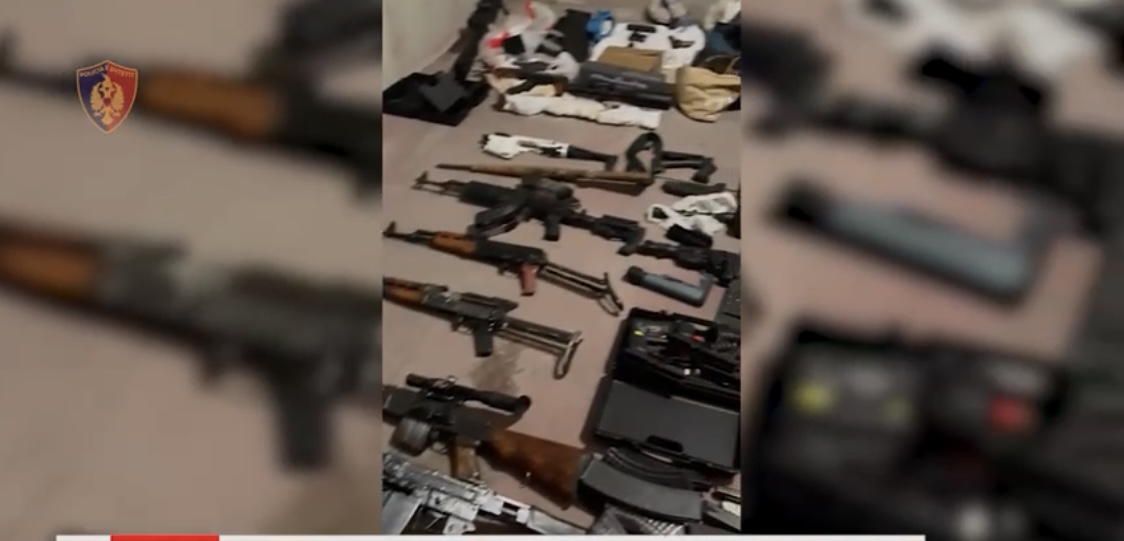 Snaipera, kallashnikovë, pistoleta me slienciator, policia zbulon arsenalin e armëve në Tiranë