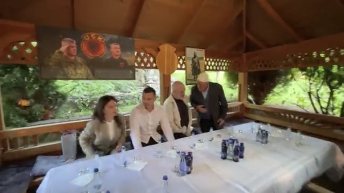 Rama takon familjarët e Hashim Thaçit në Kosovë, shkëmben dhurata