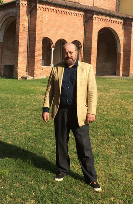 Gazetari dhe ish kryetari i bashkisë gjendet pa jetë me fyt të prerë në oborrin e shtëpisë