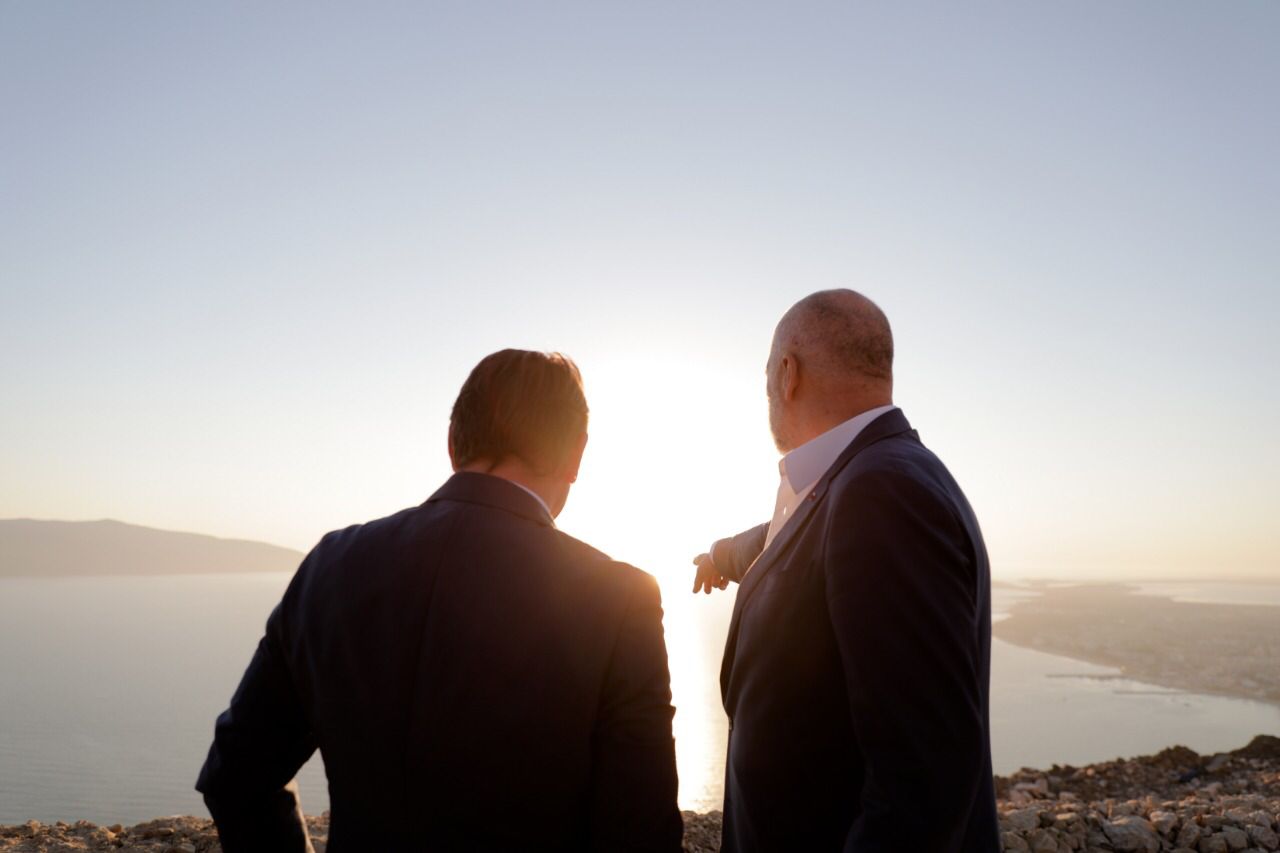 Varhelyi viziton bypassin e Vlorës, sa kushtoi 1  km me standartet e BE. Çfarë ka mbetur pa përfunduar ende