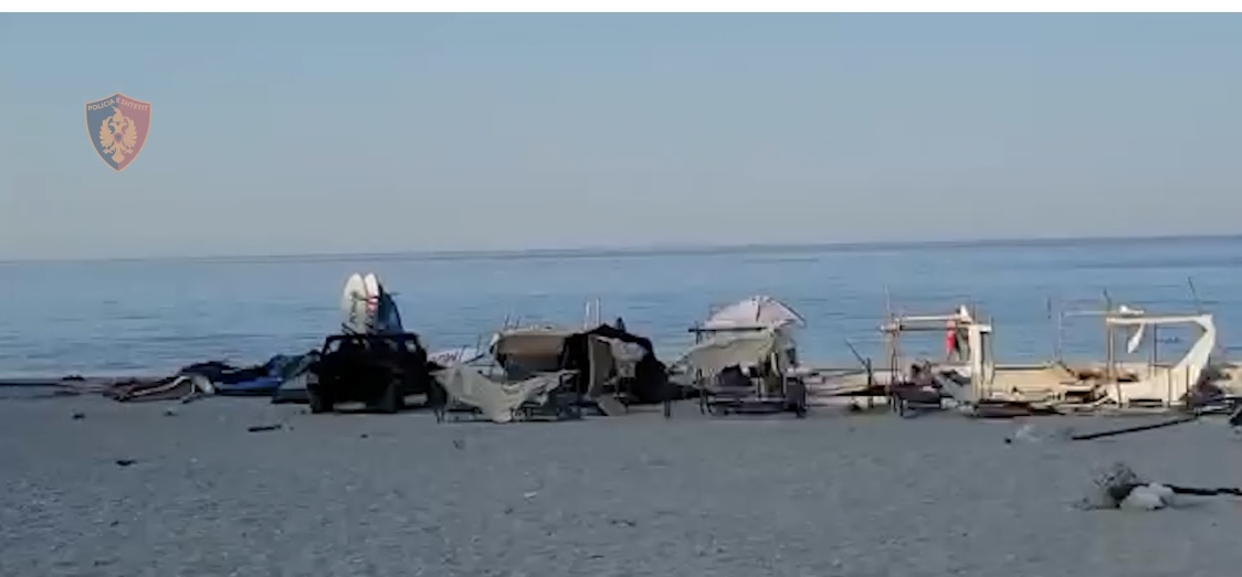 Pastrohet Gjipeja nga çadrat dhe zhezlongët e privatëve, dielli falas